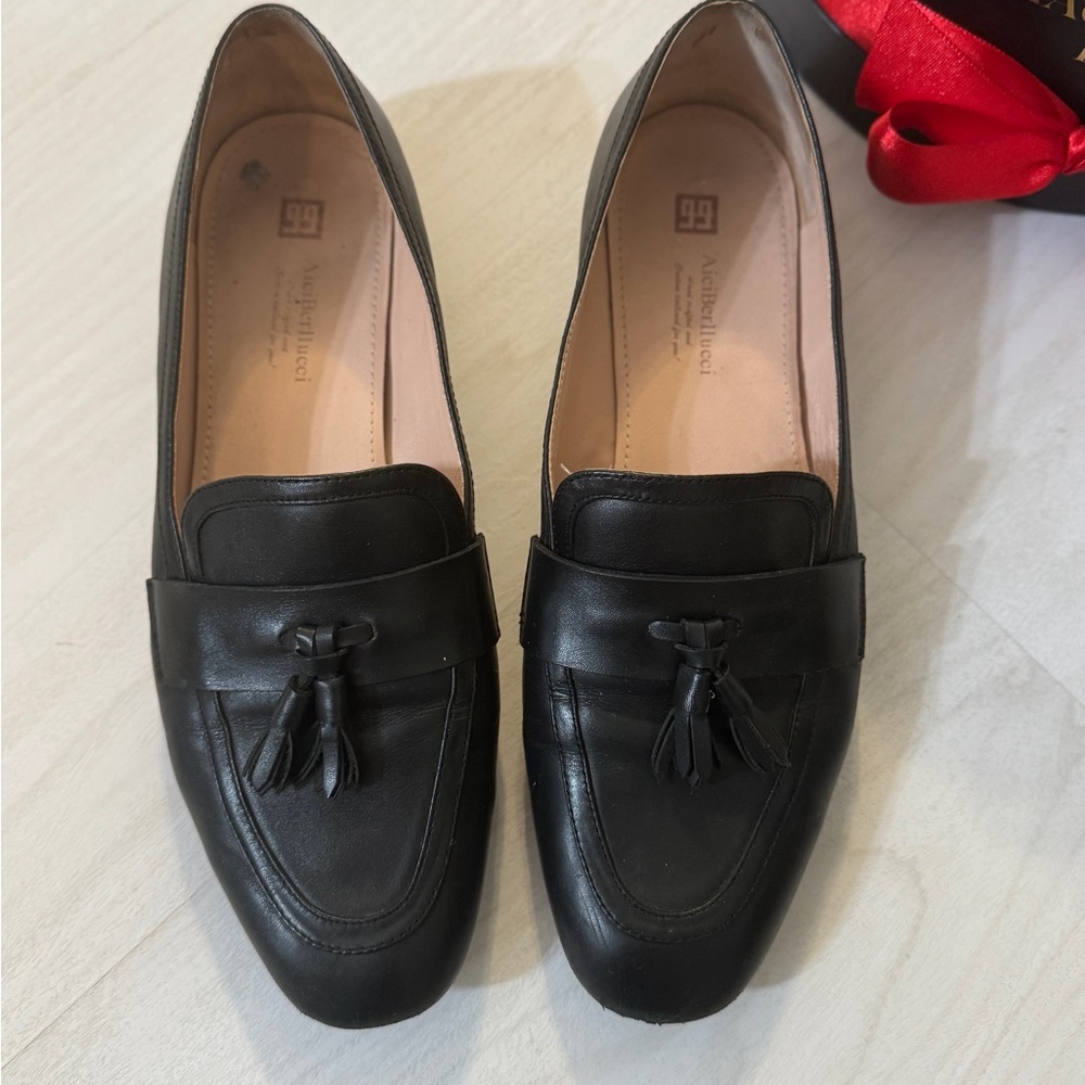 100% leather woman loafers. Black size 7.5